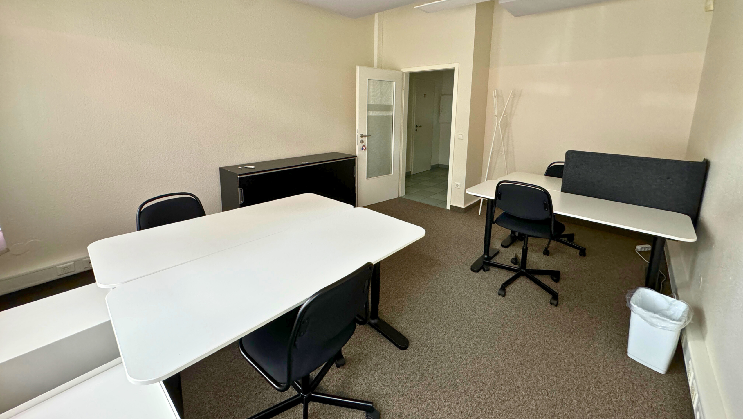 Bureau moderne et lumineux au Business Center Capellen, aménagé avec des postes de travail et mobilier ergonomique.