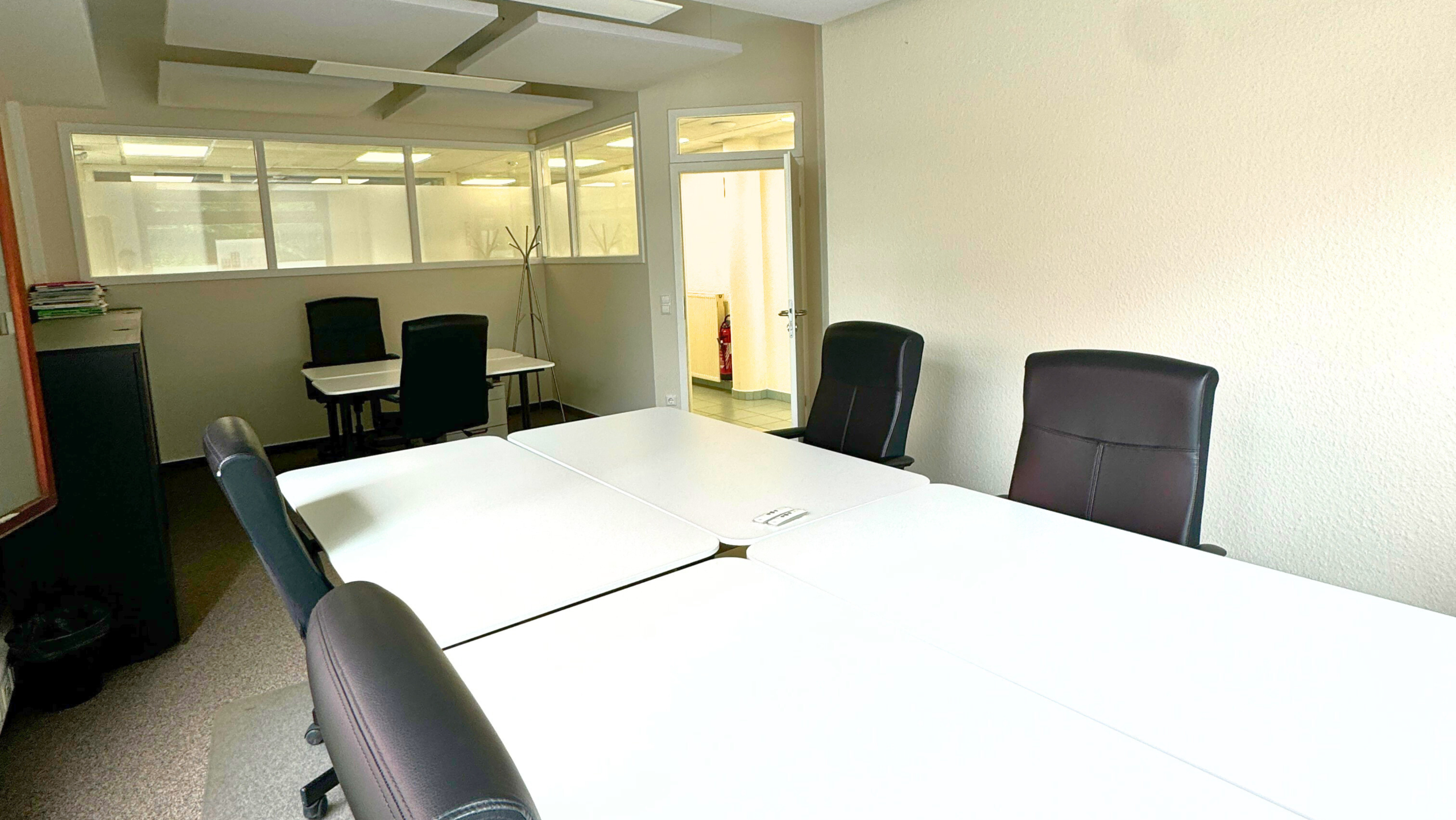 Salle de réunion moderne avec plusieurs bureaux et chaises ergonomiques au Business Center Capellen au Luxembourg.