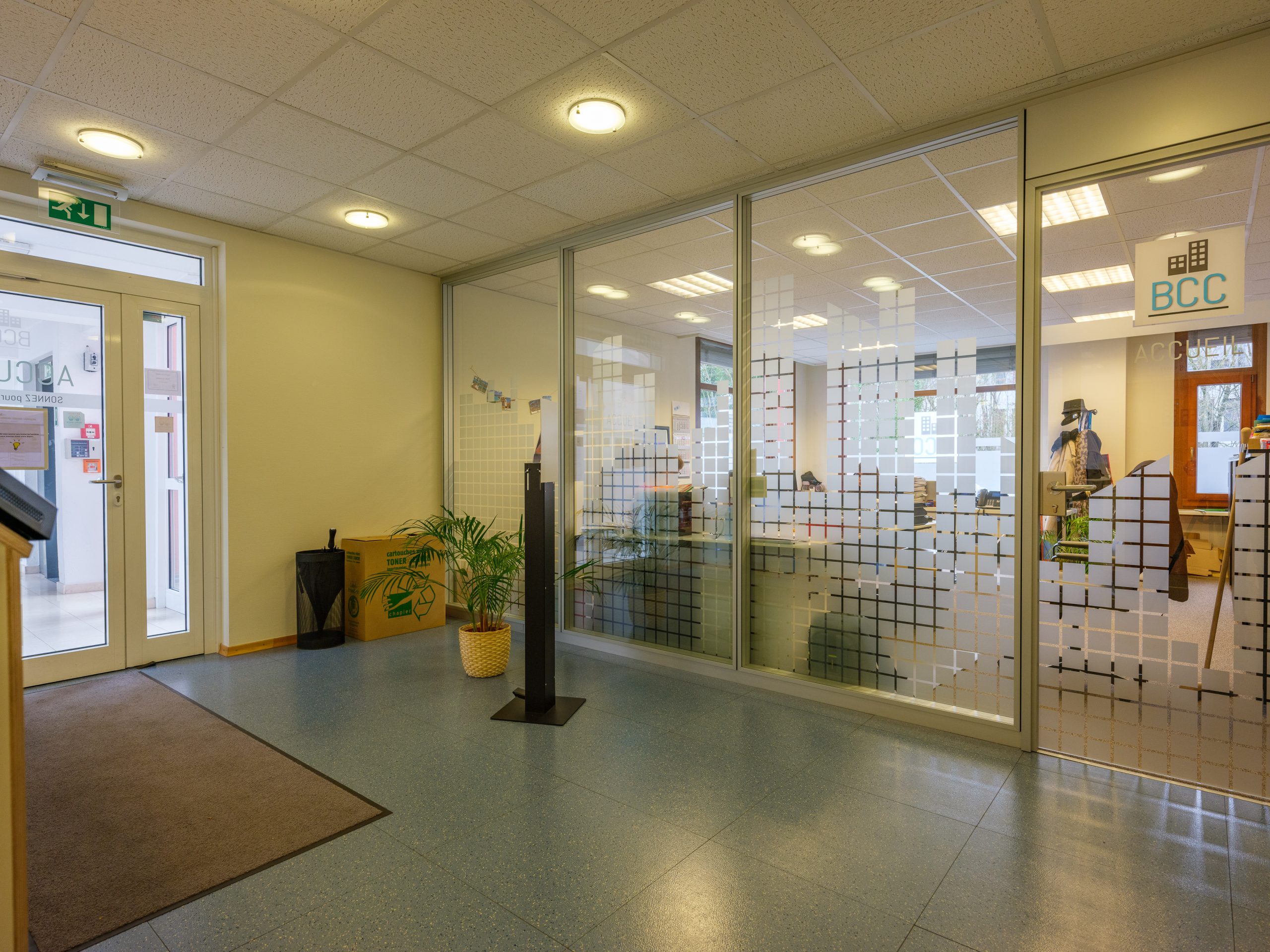 Entrée du Business Center Capellen avec espace d’accueil vitré et signalétique BCC.